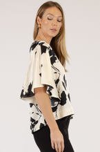 Load image into Gallery viewer, White and Black Flutter Sleeve Top
